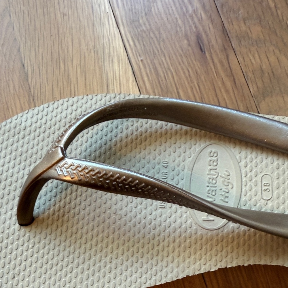 Stylish Women's Flip Flops - Picture 4 of 5